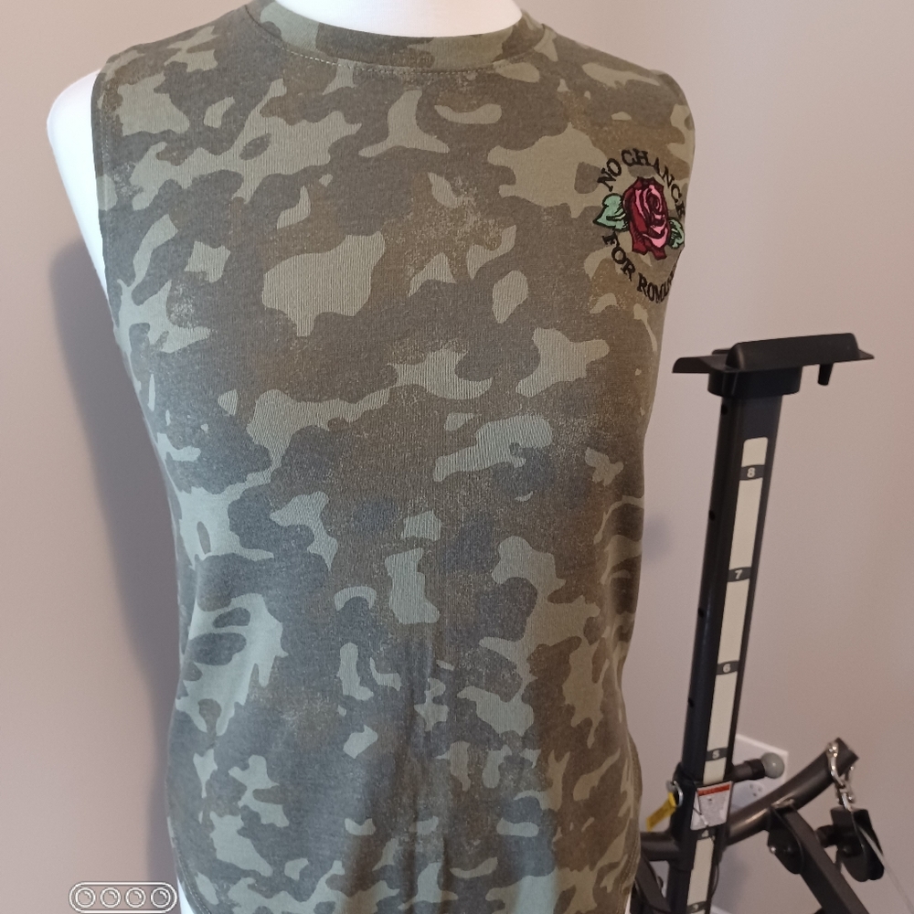 Jrs sleeveless camouflage top sz small. #E10